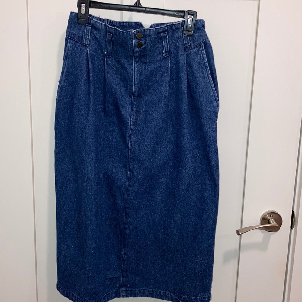 Women’s denim skirt. Dana J